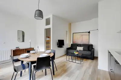 Télévision ou salle de divertissement dans l'établissement Chic Apartment -2BR-6P- Oberkampf-République