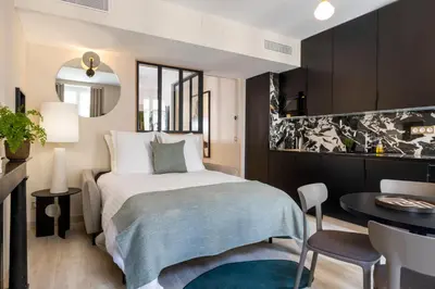 Un ou plusieurs lits dans un hébergement de l'établissement Yuna Saint-Honoré - Serviced Apartments