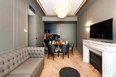 Télévision ou salle de divertissement dans l'établissement Pick A Flat's Champs Elysees Apartments - Rue Lincoln