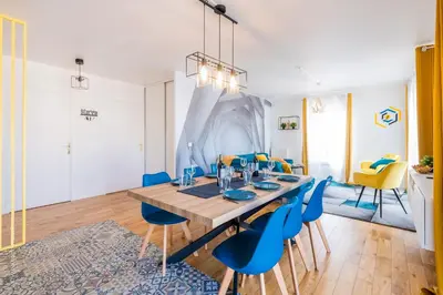 Coin salon dans l'établissement CAOPEO - Top Hôte Paris - 8 personnes Balcon Parking