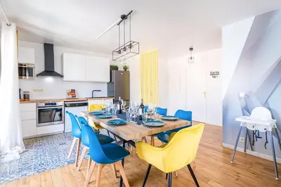 Cuisine ou kitchenette dans l'établissement CAOPEO - Top Hôte Paris - 8 personnes Balcon Parking
