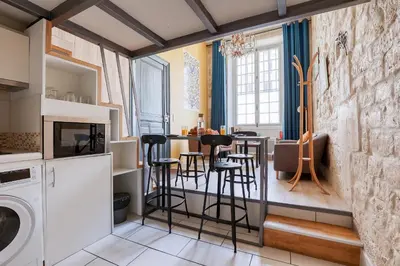 Cuisine ou kitchenette dans l'établissement Unique Parisian Loft at the Classy St Germain