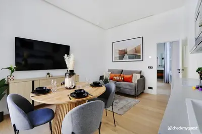 Télévision ou salle de divertissement dans l'établissement Beautiful apartment 1BR-4P - Le Marais