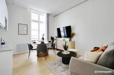 Télévision ou salle de divertissement dans l'établissement Beautiful apartment 1BR-4P - Le Marais