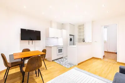 Cuisine ou kitchenette dans l'établissement GuestReady - Lovely Parisian Apartment for 4pax.
