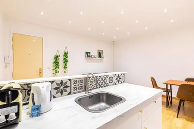 Cuisine ou kitchenette dans l'établissement GuestReady - Lovely Parisian Apartment for 4pax.