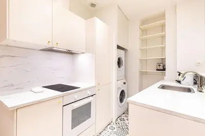 Cuisine ou kitchenette dans l'établissement GuestReady - Lovely Parisian Apartment for 4pax.