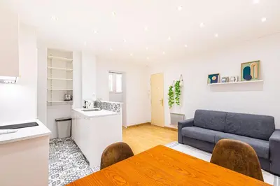 Cuisine ou kitchenette dans l'établissement GuestReady - Lovely Parisian Apartment for 4pax.