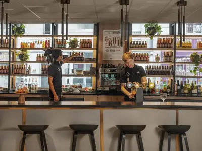 Boissons dans l'établissement Ibis Paris Gare Montparnasse Catalogne