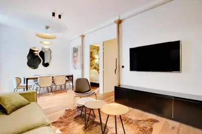 Télévision ou salle de divertissement dans l'établissement Pick A Flat's Apartment in Montorgueil - Rue Saint Joseph