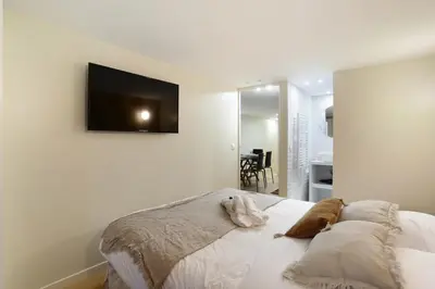 Un ou plusieurs lits dans un hébergement de l'établissement Apartment center of Paris by Studio prestige