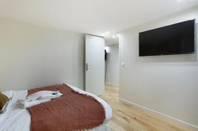 Télévision ou salle de divertissement dans l'établissement Apartment center of Paris by Studio prestige