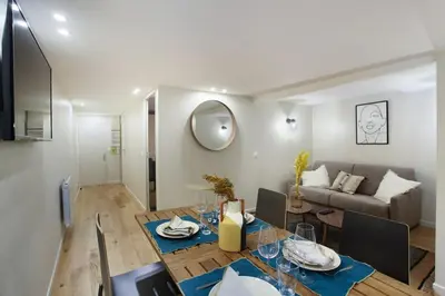 Télévision ou salle de divertissement dans l'établissement Apartment center of Paris by Studio prestige