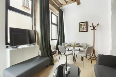 Télévision ou salle de divertissement dans l'établissement Apartment Saint Germain des Prés by Studio prestige
