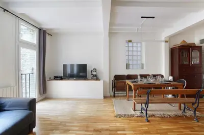Télévision ou salle de divertissement dans l'établissement Apartment Saint Germain des Prés by Studio prestige