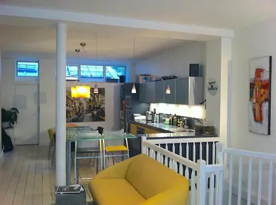 Cuisine ou kitchenette dans l'établissement Modern Design Loft Apartment, Steps to Notre Dame