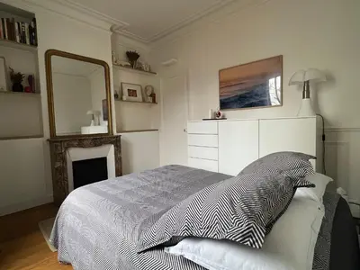 Un ou plusieurs lits dans un hébergement de l'établissement Paris charm suite authentique, quartier latin, 2/4 pers