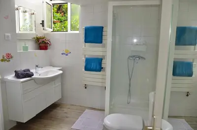 Salle de bains dans l'établissement Le Jardin Paris