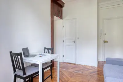 Coin salon dans l'établissement Cosy Parisian 1Bdr Flat - Prime Location le Marais