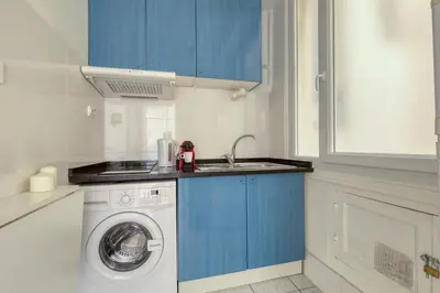 Cuisine ou kitchenette dans l'établissement Cosy Parisian 1Bdr Flat - Prime Location le Marais