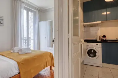 Cuisine ou kitchenette dans l'établissement Cosy Parisian 1Bdr Flat - Prime Location le Marais