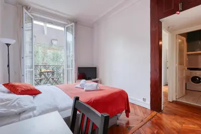 Un ou plusieurs lits dans un hébergement de l'établissement Cosy Parisian 1Bdr Flat - Prime Location le Marais