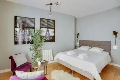 Un ou plusieurs lits dans un hébergement de l'établissement Charmant studio au coeur de Paris pour 2 personnes by Weekome