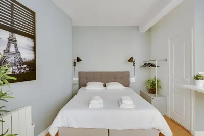 Un ou plusieurs lits dans un hébergement de l'établissement Charmant studio au coeur de Paris pour 2 personnes by Weekome
