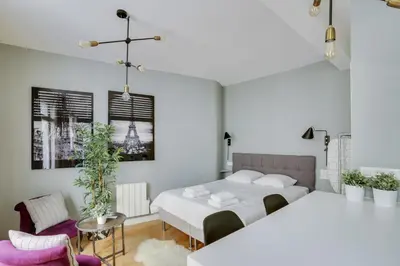 Un ou plusieurs lits dans un hébergement de l'établissement Charmant studio au coeur de Paris pour 2 personnes by Weekome