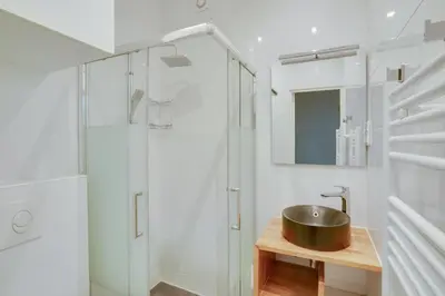 Salle de bains dans l'établissement Charmant studio au coeur de Paris pour 2 personnes by Weekome