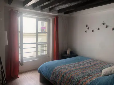 Un ou plusieurs lits dans un hébergement de l'établissement BEST CENTRAL Chambres Privées - Seine & Louvre in the Connected Heart of Paris