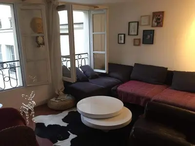 Coin salon dans l'établissement BEST CENTRAL Chambres Privées - Seine & Louvre in the Connected Heart of Paris