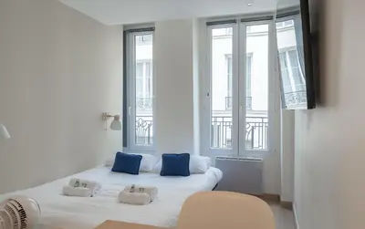 Un ou plusieurs lits dans un hébergement de l'établissement Lavie Maison Paris AC Retreat