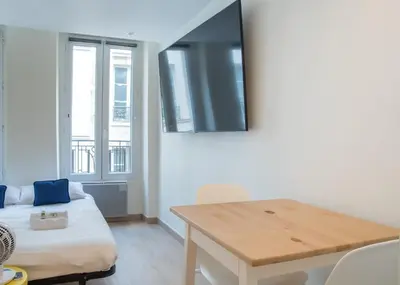 Télévision ou salle de divertissement dans l'établissement Lavie Maison Paris AC Retreat