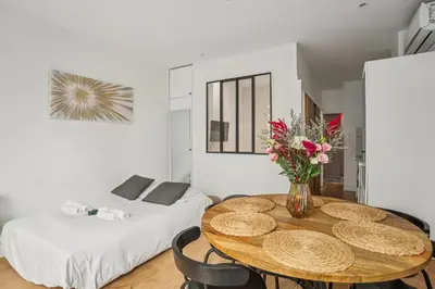 Un ou plusieurs lits dans un hébergement de l'établissement Lavie Maison Eiffel AC Hot Tub