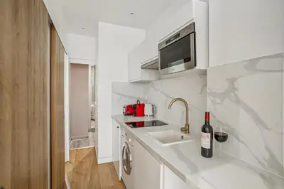 Cuisine ou kitchenette dans l'établissement Lavie Maison Eiffel AC Hot Tub