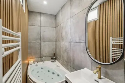Salle de bains dans l'établissement Lavie Maison Eiffel AC Hot Tub