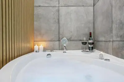 Salle de bains dans l'établissement Lavie Maison Eiffel AC Hot Tub