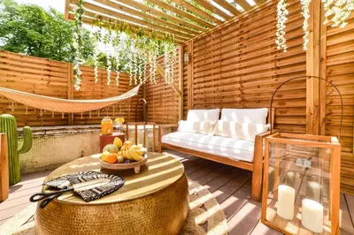 Coin salon dans l'établissement The Majestic Garden Suite