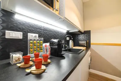 Cuisine ou kitchenette dans l'établissement The Majestic Garden Suite