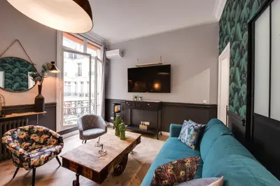 Télévision ou salle de divertissement dans l'établissement The Royal Elysée Suite