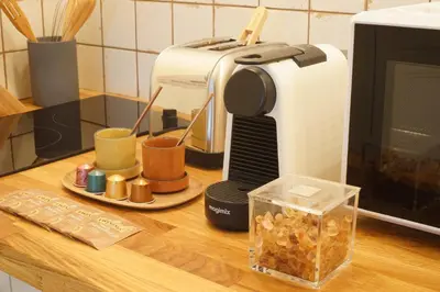Cuisine ou kitchenette dans l'établissement The Charming Luxembourg Garden
