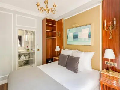 Un ou plusieurs lits dans un hébergement de l'établissement Merveil - Luxury Suite - Marais - Antoine I