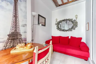 Coin salon dans l'établissement Parisian Cocoon 1bdr Flat - Prime Loc le Marais