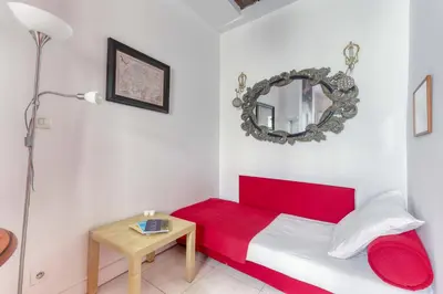 Coin salon dans l'établissement Parisian Cocoon 1bdr Flat - Prime Loc le Marais