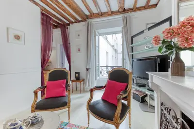 Coin salon dans l'établissement Parisian Cocoon 1bdr Flat - Prime Loc le Marais