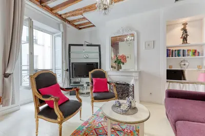 Coin salon dans l'établissement Parisian Cocoon 1bdr Flat - Prime Loc le Marais