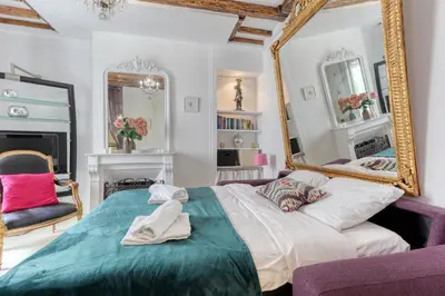 Un ou plusieurs lits dans un hébergement de l'établissement Parisian Cocoon 1bdr Flat - Prime Loc le Marais