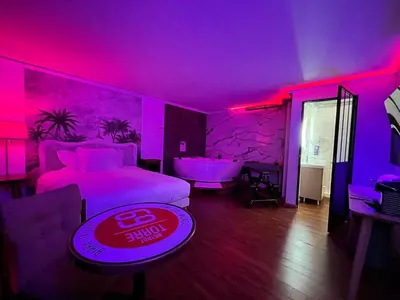Un ou plusieurs lits dans un hébergement de l'établissement Jacuzzi LOVE Suite