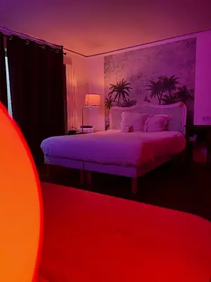 Un ou plusieurs lits dans un hébergement de l'établissement Jacuzzi LOVE Suite